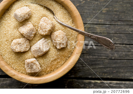 unrefined cane sugar in bowl 20772696