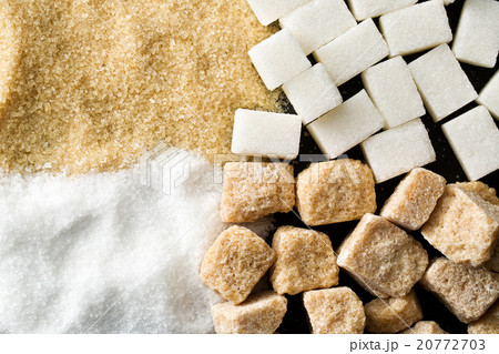 unrefined cane and white sugar 20772703