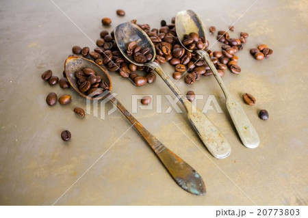 Vintage old spoon and coffee beans 20773803