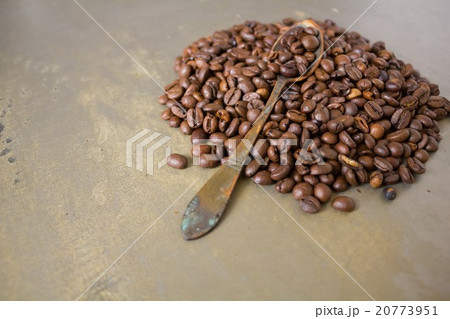 Vintage old spoon and coffee beans Vintage old spoon and coffee beans 20773951