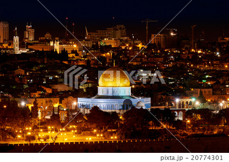 Dome of the Rock in Jerusalem at night 20774301