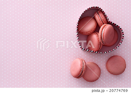 Macarons heart-shaped gift box Macarons heart-shaped gift box 20774769