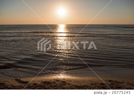 sunset at the ocean 20775245