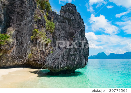 Mountain islands and tropical beach Mountain islands and tropical beach 20775565