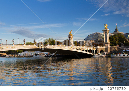 アレクサンドル3世橋 フランス パリ の写真素材