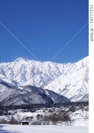 冬の白馬村と五竜岳 20777253
