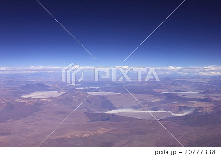 南米チリ北部、アンデスの高地砂漠と点在する白く輝く塩湖 20777338