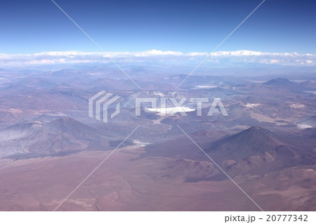 南米チリ北部、アンデスの高地砂漠と点在する白く輝く塩湖 20777342