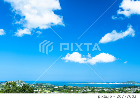 【ハワイ】オアフ島・大空と郊外の街並み 20777602