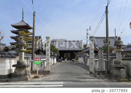 四国霊場第86番札所「志度寺」参道から仁王門を見る 四国霊場第86番札所「志度寺」参道から仁王門を見る 20777893