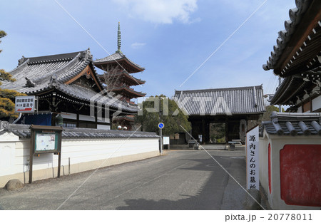 四国霊場第86番札所「志度寺」参道から仁王門を見る 20778011