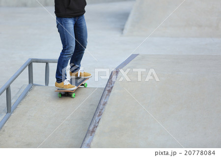 skateboarding woman legs at skatepark skateboarding woman legs at skatepark 20778084