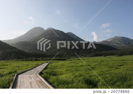 九重高原 長者原からの三俣山と硫黄山の噴煙　1 20778666