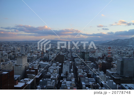 夕暮れ時にJRタワー展望室から見る札幌市街とテレビ塔（南側） 20778748