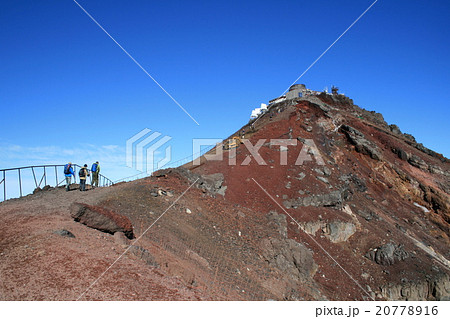 【富士山】日本最高峰の地へ 最後の頑張り 【富士山】日本最高峰の地へ 最後の頑張り 20778916