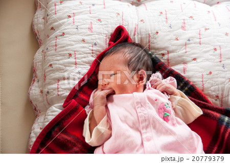 指しゃぶりをする赤ちゃん 20779379