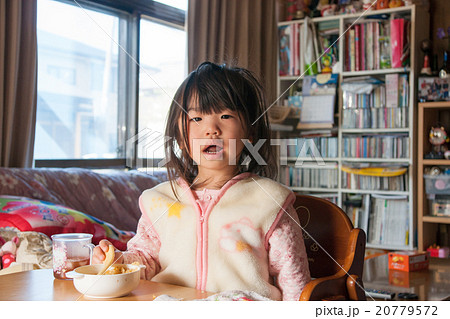 朝起きたばかりの子供 20779572