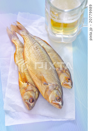 smoked fish with beer 20779989