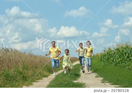 Family running Family running 20780528