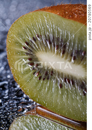 Half kiwi with water drops macro vertical Half kiwi with water drops macro vertical 20780569