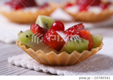 fruit tartlets with strawberries, kiwi horizontal 20780581