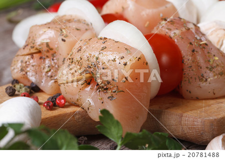 Raw chicken kebabs with vegetables macro Raw chicken kebabs with vegetables macro 20781488