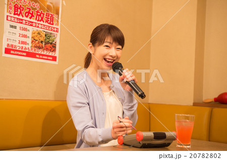 カラオケを歌う女性 20782802