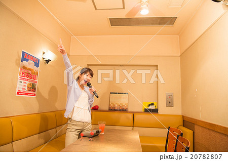 カラオケを歌う女性 20782807