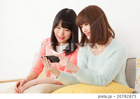 スマホで動画を見る女性 20782875