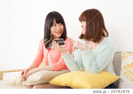 スマホで動画を見る女性 20782876