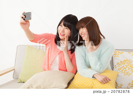 友達同士で自撮りする女性 20782878