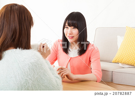 友達とおしゃべりする女性 20782887