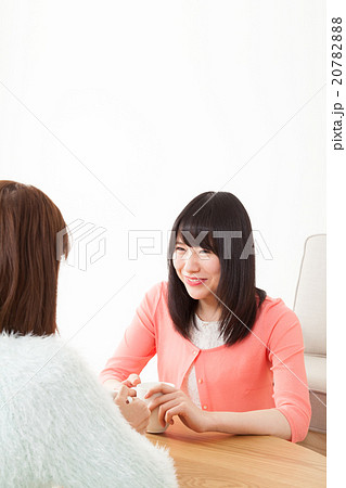 友達とおしゃべりする女性 友達とおしゃべりする女性 20782888