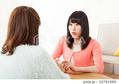 友達とおしゃべりする女性 20782889