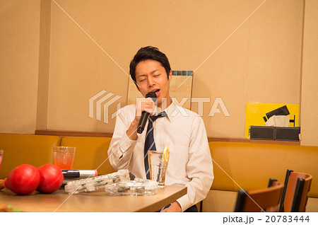 カラオケで熱唱するビジネスマン カラオケで熱唱するビジネスマン 20783444