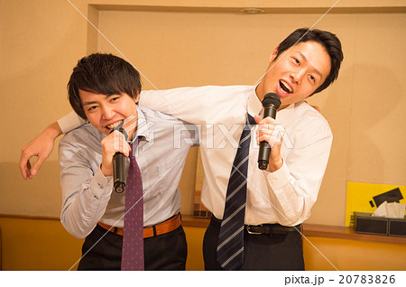 カラオケで盛り上げる男性2人 カラオケで盛り上げる男性2人 20783826