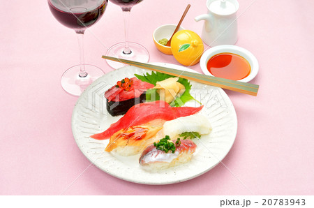 お寿司と赤ワインのイメージ。 20783943