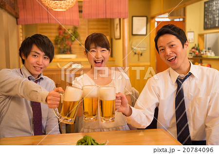 居酒屋で乾杯する若い男女 20784096