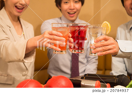 チューハイで乾杯するビジネスマン　 20784937