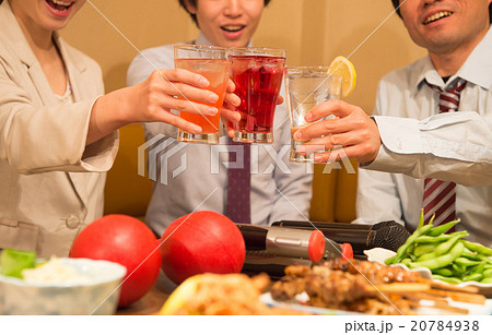チューハイで乾杯するビジネスマン　 20784938