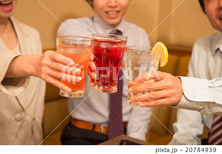 チューハイで乾杯するビジネスマン　 20784939