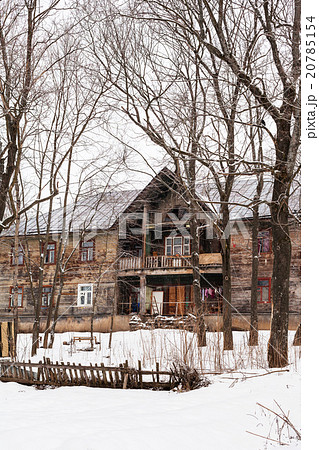 old wooden country house in winter 20785154