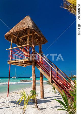 Lifeguard tower on caribbean beach 20786078