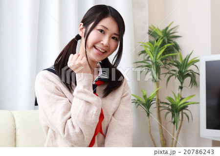 セーラー服 制服 学生 (10代 1人 一人 屋内 室内 リビング 日本人 生徒 女子高生 部屋) 20786243
