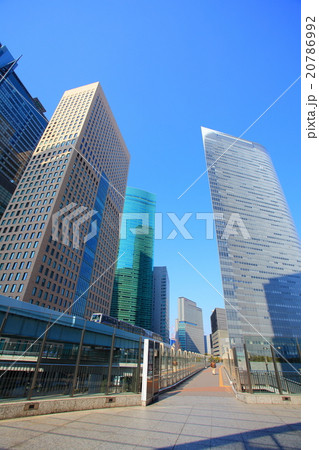 汐留高層ビルとゆりかもめ 20786992