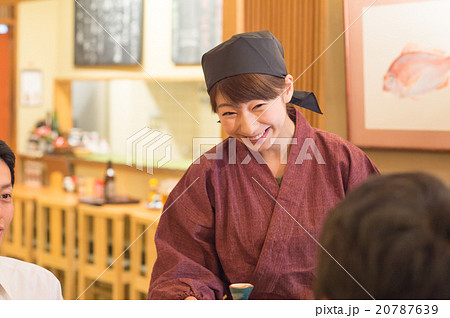 居酒屋のホールで働く女性 20787639