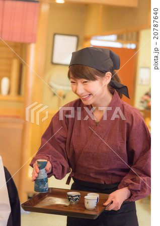 居酒屋のホールで働く女性 20787640