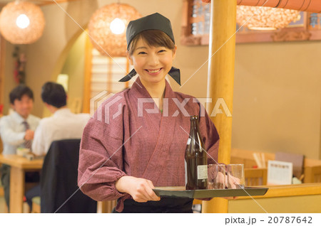 居酒屋のホールで働く女性の写真素材