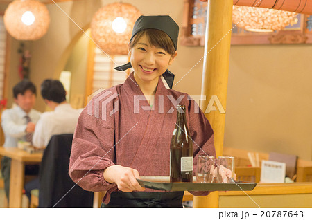 居酒屋のホールで働く女性の写真素材