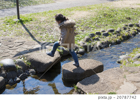 小川で遊ぶ女の子 20787742
